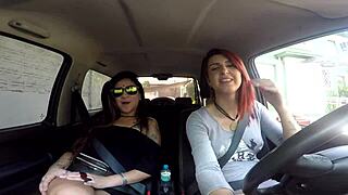 Duas Gatas Se Exibindo Na Rua E Transando Com Cara Dentro De Um Jimmi -Pernocas - Sumaya Ganesha!