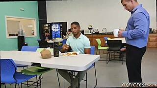 man, i’m so into straight guys feet, serving them on gay pantsless friday, ya know