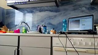 Babe sexydea squirts on live webcam in solo session