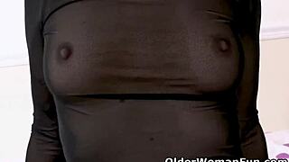 What’s hotter than British mature Belle rubbing her arse for your eyes?