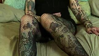 Inked up hunk jerks off for your viewing pleasure