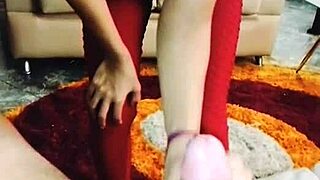 culona me descubre masturbandome en su cuarto me calienta su sexy pijama y termino cogiendola?