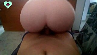 estudiante traviesa va a casa de su profesor para estudiar y lo sorprende usando un plug anal