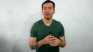 Can you believe the virgin twink sucked his coworker's huge 21cm cock in the office?