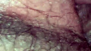 Mi papi se mete a mi cama, me masturba con pelo y deja su lechita en 😏