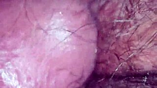 Mi papi se mete a mi cama, me masturba con pelo y deja su lechita en 😏