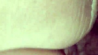 Mi papi se mete a mi cama, me masturba con pelo y deja su lechita en 😏