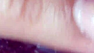 Mi papi se mete a mi cama, me masturba con pelo y deja su lechita en 😏