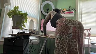Amateur dancer Elle twerks to Kodak Black’s song “Transportin’”