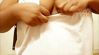 Madhypradesh girl reveals her big boobs in casual show