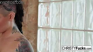 क्रिस्टी मैक टैटूड ब्रूनेट चार्म से शॉवर गरम करती है।