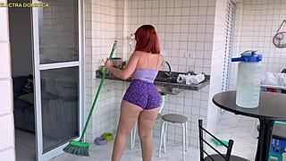 Contratei essa empregada e ela veio com esse shorts para me provocar ela é muito safada fico louco de tesão nessa bunda