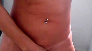 In the kitchen the prostitute shows her ass in bikini