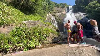 Eu e meu amigo levamos a pretinha gostosa para cachoeira e demos pau para ela