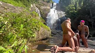 Eu e meu amigo levamos a pretinha gostosa para cachoeira e demos pau para ela