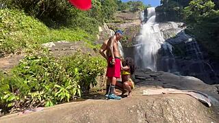 Eu e meu amigo levamos a pretinha gostosa para cachoeira e demos pau para ela
