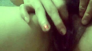 Em gái thủ dâm với đồ chơi tự sướng