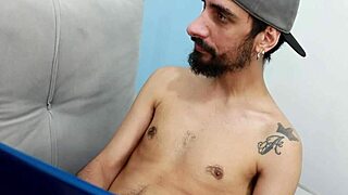 sentando nos 23 centímetros de piroca do meu amigo