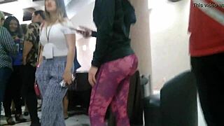 me encontr� a esta putita irresistible nalgona en leggings