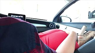 Mamandole la Verga al Novio de Mi Mejor Amiga en el Automóvil