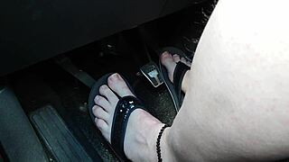 barfuß in flip flops while driving the car 😎🚗