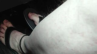 barfuß in flip flops while driving the car 😎🚗