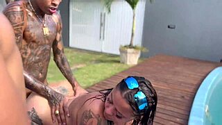 Festa na piscina com a esposa do meu amigo e sua enteada novinha