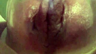 अनबिलीवेबल! उसकी स्वोलन चूत हार्ड और डीप पंप्ड होती है!