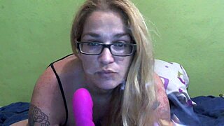 Lamiendo Mi Vibrador Tocandome Y Fumando!