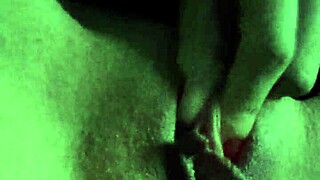 me aprieto el clítoris con la conchita sensible recién cogida