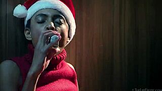 SLENDER BRAZILIAN BABE LUNA C FINGERS HERSELF TO CHRISTMAS MASTURBATION!