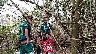 Roludos transando gostoso em cena de sexo gay com tesão machos bem roludos fodendo bem gostoso no meio dos matos