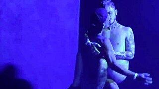 Sexo A Três Na Área De Fumantes Da Balada