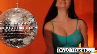 Hot 70s Sluts Finger Each Other's Wet Cunts!