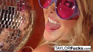 Hot 70s Sluts Finger Each Other's Wet Cunts!