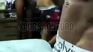 orgia com 3 novinhos hoje eu tô guloso - completo no red, big cocks in group action?