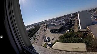 sarada nua na janela do hotel em frente aeroporto