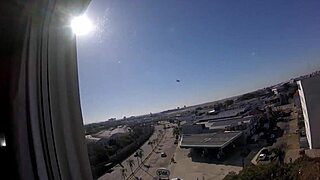 sarada nua na janela do hotel em frente aeroporto