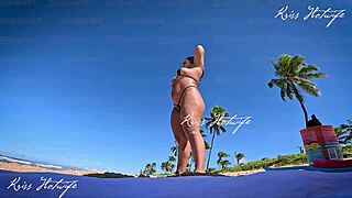 Quem Seria Sua Reação Vendo Essa Putinha na Praia com Micro Biquíni