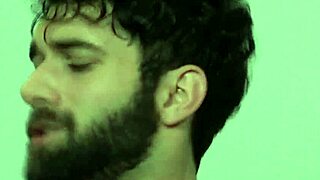 गे हंक गैंड उंगली करता है