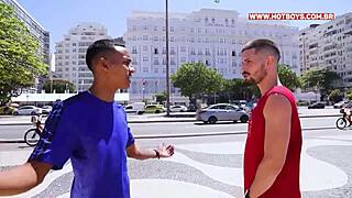 Os novinhos cariocas fodendo o cu do turista russo com monster cock!