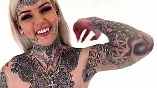 tattooed amber luke riding that toy for the first time! 😏