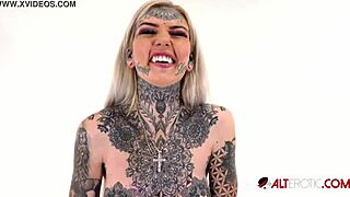 tattooed amber luke riding that toy for the first time! 😏