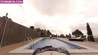 la vecina joven ninfomana entra piscina comunitaria cachonda quiere follar exterior pov latina