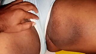 Meu padrasto faz cafuné na minha bucetinha gorda