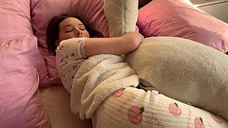 Real Homemade Sex with Loud Moaning Babe and Messy Cumshot