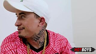 Maloqueiro sucks monster cock intensely