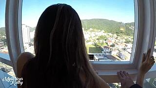 meia-irmã leva porra na buceta na janela do hotel com o povo da rua assistindo - mysteriouskathy