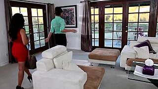 दो गर्म एशियन लड़कियां आरामदायक सोफे पर वाइल्ड चुदाई करती हैं