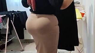 Stepmother's big ass drives me crazy and makes me horny